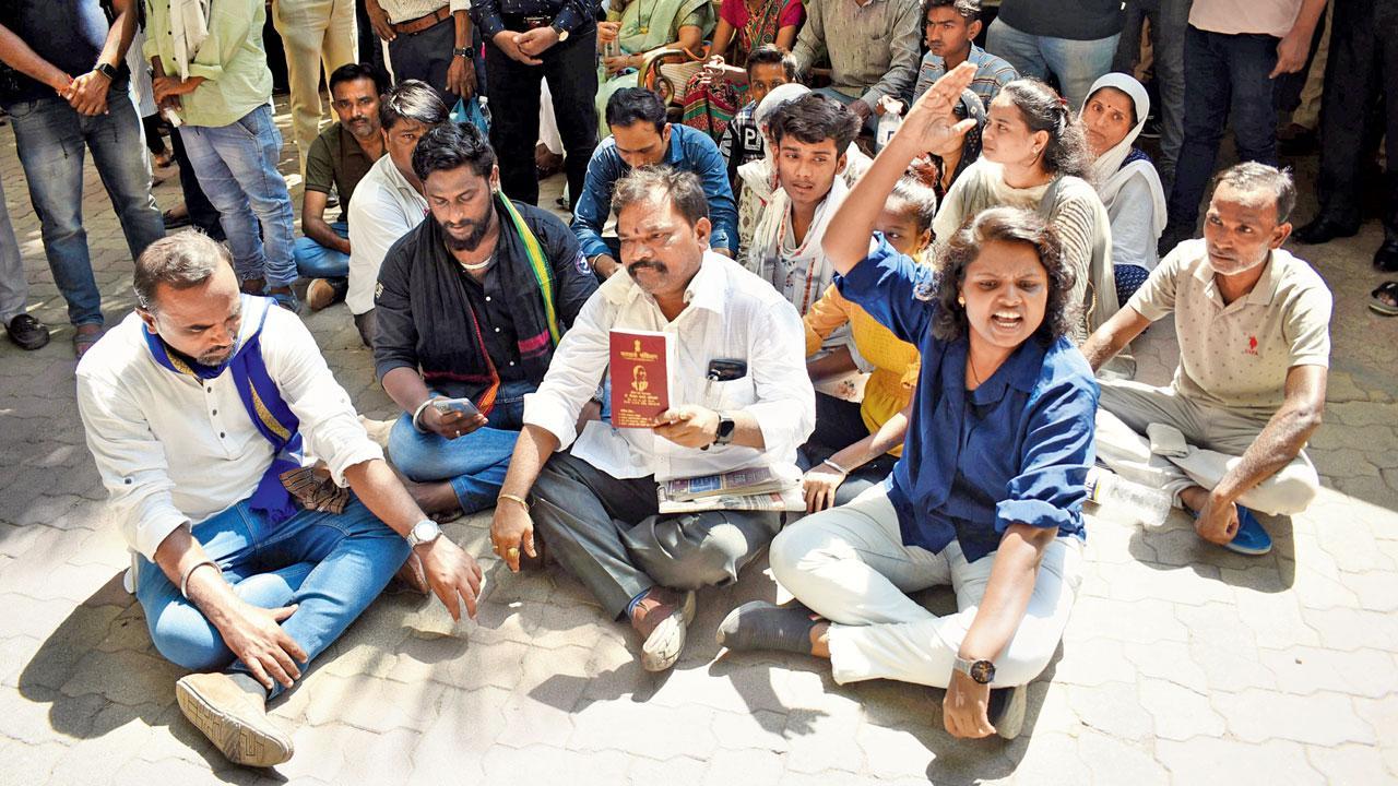 પીિડતાના પેરન્ટ્સ અને સગાંઓએ મરીન ડ્રાઇવ પોલીસ સ્ટેશનની બહાર ન્યાય માટે ગઈ કાલે પ્રોટેસ્ટ કર્યો હતો (તસવીર : સમીર માર્કન્ડે)