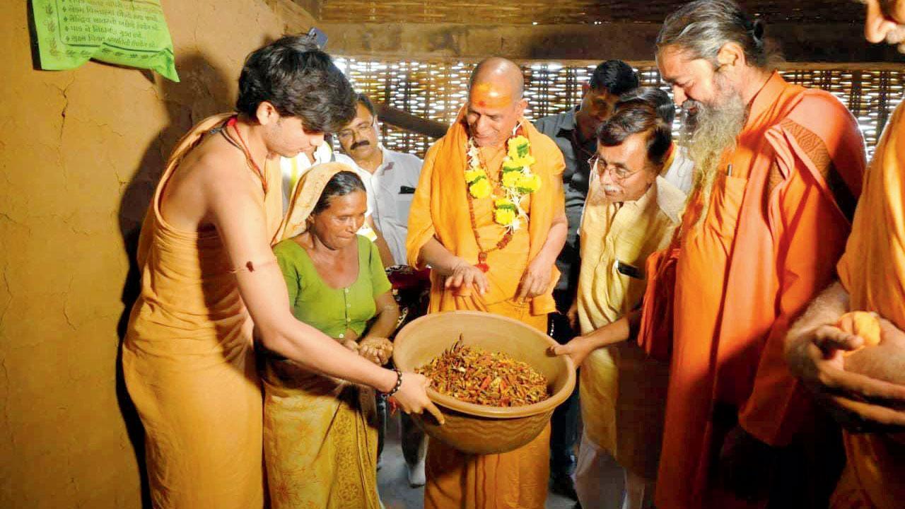 ડાંગ જિલ્લાનાં ગામોમાં સ્થાનિક રહીશોના ઘરની મુલાકાત લઈને શારદાપીઠ દ્વારકાના શંકરાચાર્ય સ્વામી સદાનંદ સરસ્વતી મહારાજે આશીર્વાદ આપ્યા હતા.