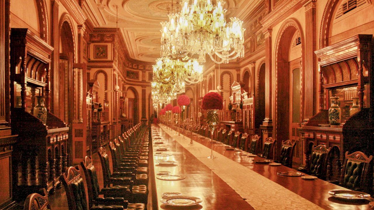 દુનિયાનું લાંબામાં લાંબું ડાઇનિંગ ટેબલ ધરાવતો ભવ્ય ડાઇનિંગ રૂમ