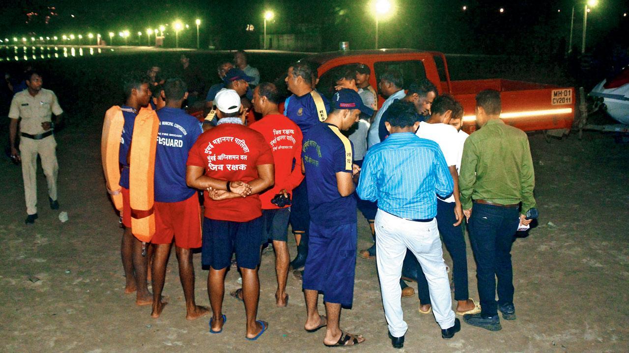 ગઈ કાલે રાત્રે જુહુ બીચ પર ફાયરબ્રિગેડના જવાનો સાથે સર્ચ ઑપરેશનમાં લાગેલા લાઇફગાર્ડ્‍સ (તસવીર : સતેજ શિંદે)