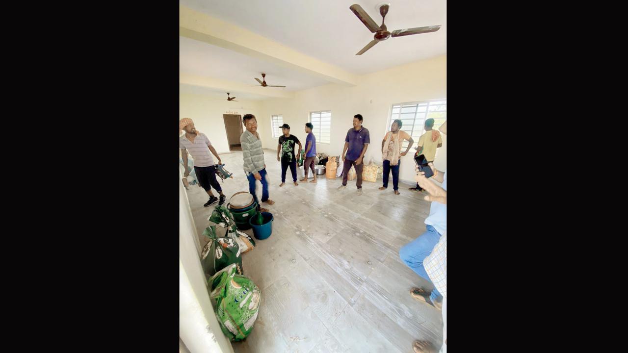 ભુજ તાલુકામાં આવેલા કુનરિયા ગામે ઝારખંડથી આવેલા કામદારોનું સલામતીનાં કારણોસર શિ​ફ્ટિંગ કરાવાયું હતું.