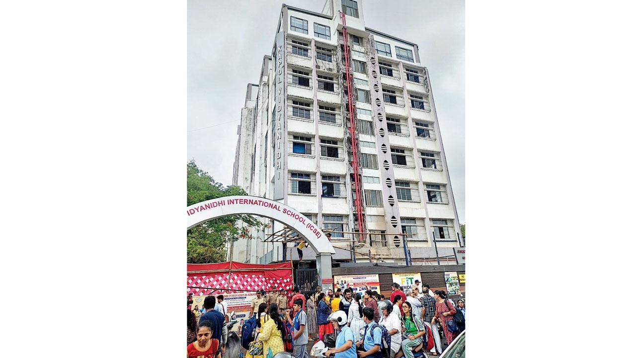 કાંદિવલીની કપોળ વિદ્યાનિધિ સ્કૂલની બહાર ભેગા થયેલા પેરન્ટ્સ.