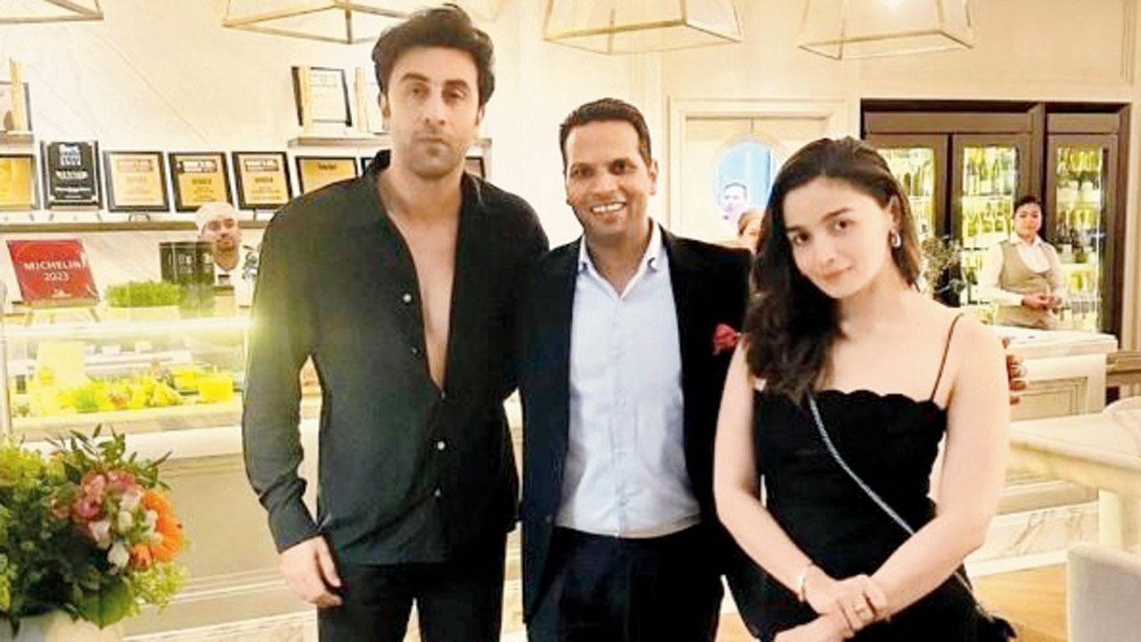 દુબઈમાં તેમનો ફૅન મળી આવતાં તેની સાથે આ પાવર કપલે ફોટો ક્લિક કર્યો હતો