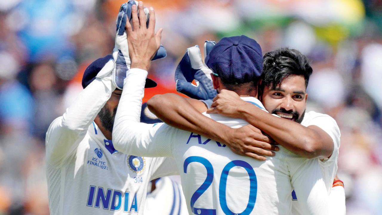 મોહમ્મદ સિરાજે ગઈ કાલે ચાર વિકેટ લીધી હતી. અક્ષર પટેલે સ્ટાર્કને ડાયરેક્ટ થ્રોમાં રનઆઉટ કરી દીધો હતો. તસવીર એ.એફ.પી.