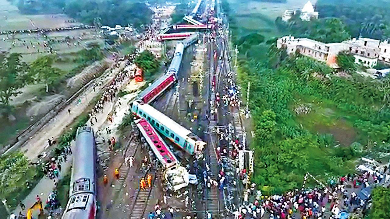 બાલાસોર જિલ્લામાં કોરોમંડલ એક્સપ્રેસ, બૅન્ગલોર-હાવડા એક્સપ્રેસ અને એક ગુડ્સ ટ્રેનના અકસ્માત બાદ ગઈ કાલે રેસ્ક્યુ કામગીરી કરી રહેલી ટીમ. તસવીર પી.ટી.આઈ.