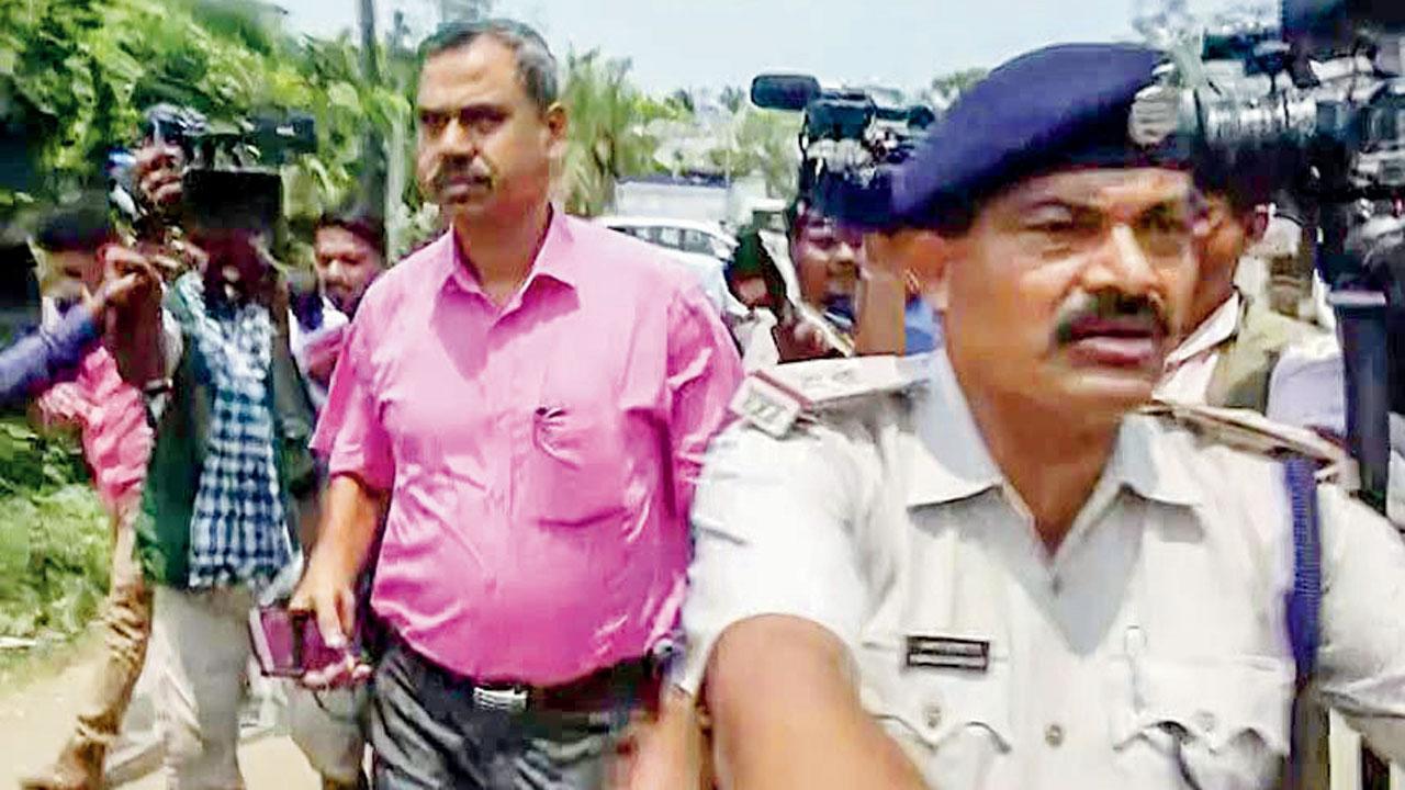 ઓડિશાના બાલાસોરમાં ગઈ કાલે અકસ્માતના સ્થળે સીબીઆઇના અધિકારી (તસવીર : એ.એન.આઇ.)