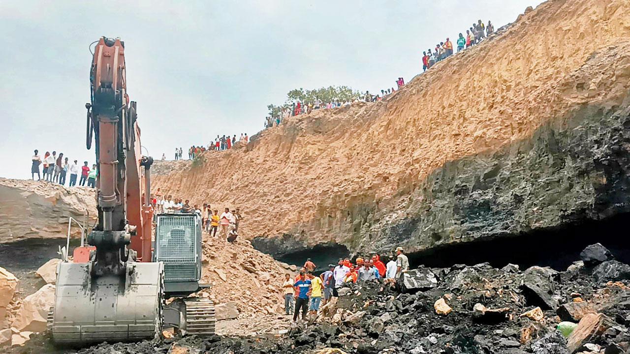 ધનબાદ પાસે ગઈ કાલે ભોવરા કોલસાની ખાણના એરિયામાં ગેરકાયદે ખાણ ધસી પડ્યા બાદ રેસ્ક્યુ ઑપરેશન કરી રહેલી ટીમ. રેસ્ક્યુ ઑપરેશનમાં ઢીલાશ રાખવામાં આવી હોવાનો આરોપ મૂકવામાં આવ્યો છે. તસવીર  પી.ટી.આઇ.