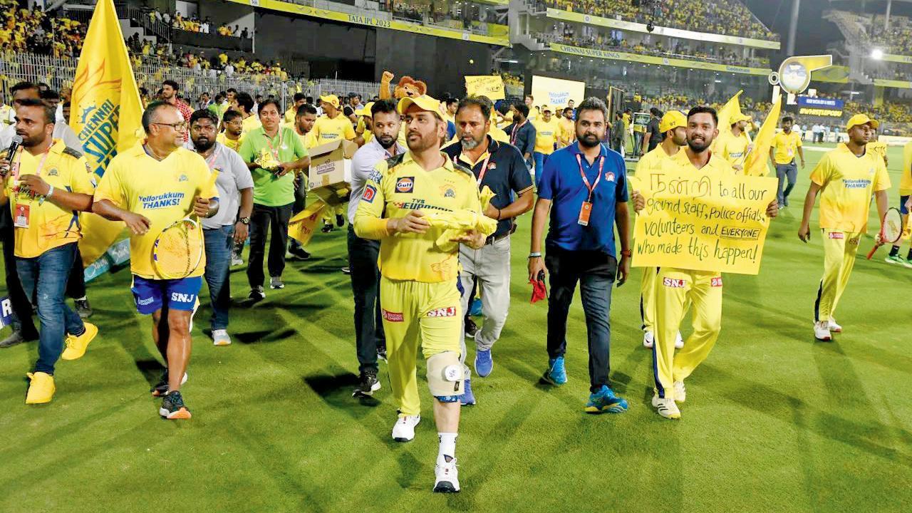 એમ. એસ. ધોની આખી સીઝનમાં ડાબા ઘૂંટણથી પરેશાન હતો