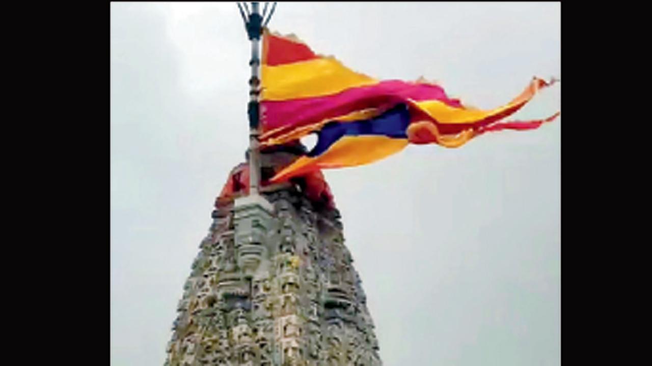 ગુજરાત પર આફત બનીને આગમન કરી રહેલું ‘બિપરજૉય’ સામે દ્વારકાધીશ રક્ષણ આપે એ માટે ગઈ કાલે મંદિરની ઉપર અડધી કાઠીએ બે ધજા લહેરાવવામાં આવી