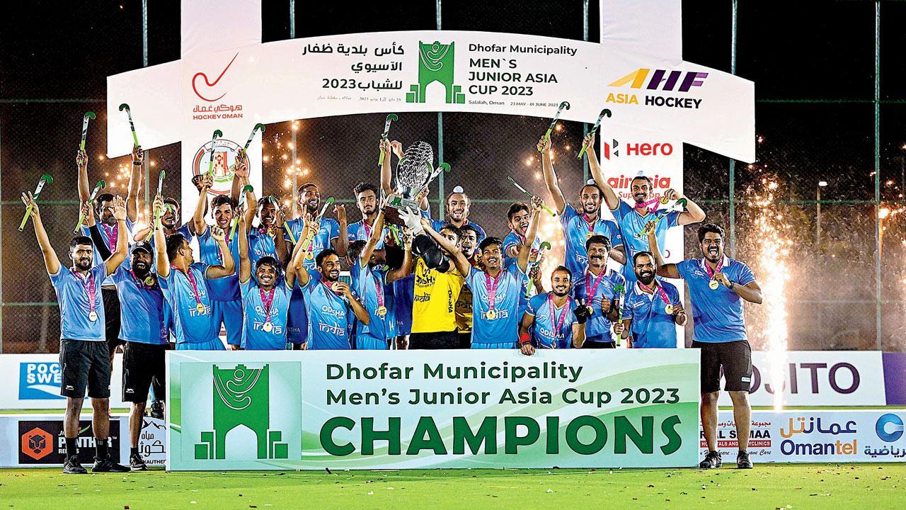 ઓમાનમાં ગઈ કાલે પાકિસ્તાનને ફાઇનલમાં પરાસ્ત કરીને ચોથી ટ્રોફી સાથે નવો ઇતિહાસ રચનાર ભારતીય જુનિયર હૉકી ટીમ.  પી.ટી.આઇ.