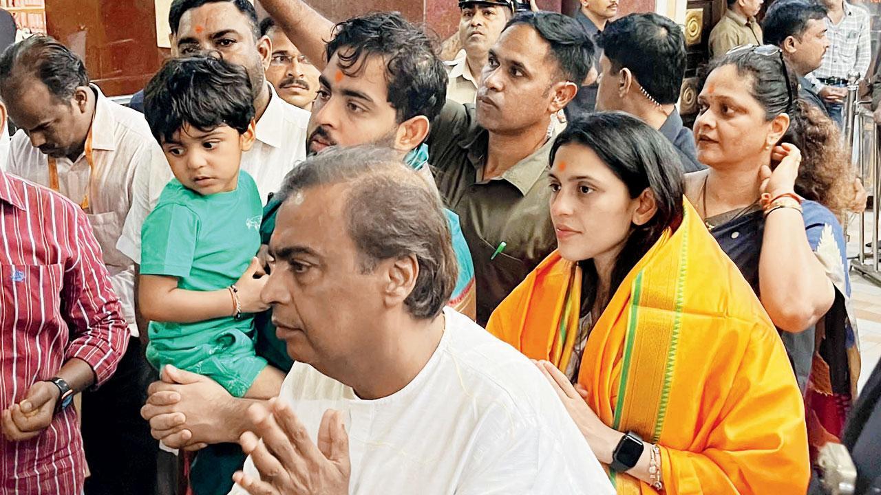 થોડા દિવસ પહેલાં પ્રભાદેવીના સિદ્ધિવિનાયક મંદિરમાં પરિવાર સાથે દર્શન કરવા ગયેલા મુકેશ અંબાણી (તસવીર : અતુલ સાંગાણી)