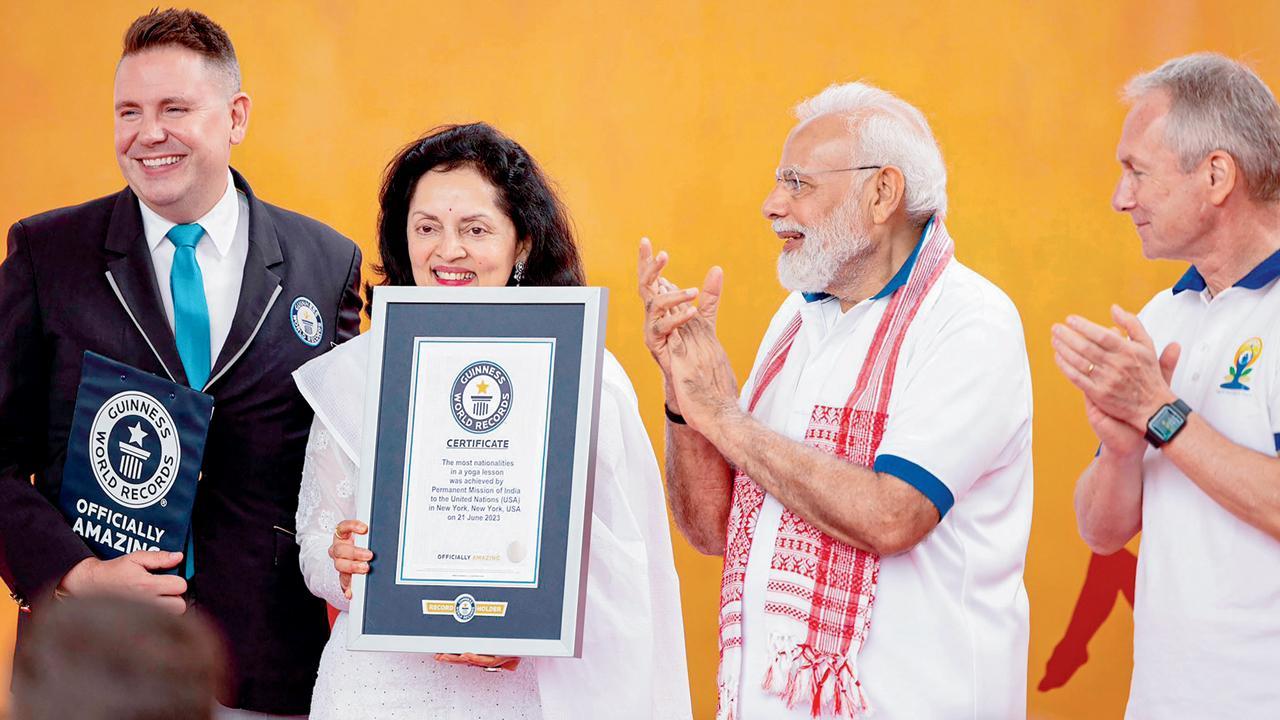ન્યુ યૉર્કમાં સંયુક્ત રાષ્ટ્રના મુખ્યાલય ખાતે ઇન્ટરનૅશનલ યોગ-ડેના સેલિબ્રેશન્સ દરમ્યાન એક યોગ સેશનમાં સૌથી વધુ દેશોના નાગરિકો દ્વારા ભાગીદારી માટેનો રેકૉર્ડ રચવામાં આવ્યા બાદ યુએન ખાતેના ભારતનાં કાયમી પ્રતિનિધિ રુચિરા કમ્બોજ ગિનેસ વર્લ્ડ રેકૉર્ડ્સ સર્ટિફિકેટ બતાવી રહ્યા છે ત્યારે આ સિદ્ધિને તાળી પાડીને વધાવી લેતા પીએમ નરેન્દ્ર મોદી. તસવીર પી.ટી.આઇ.
