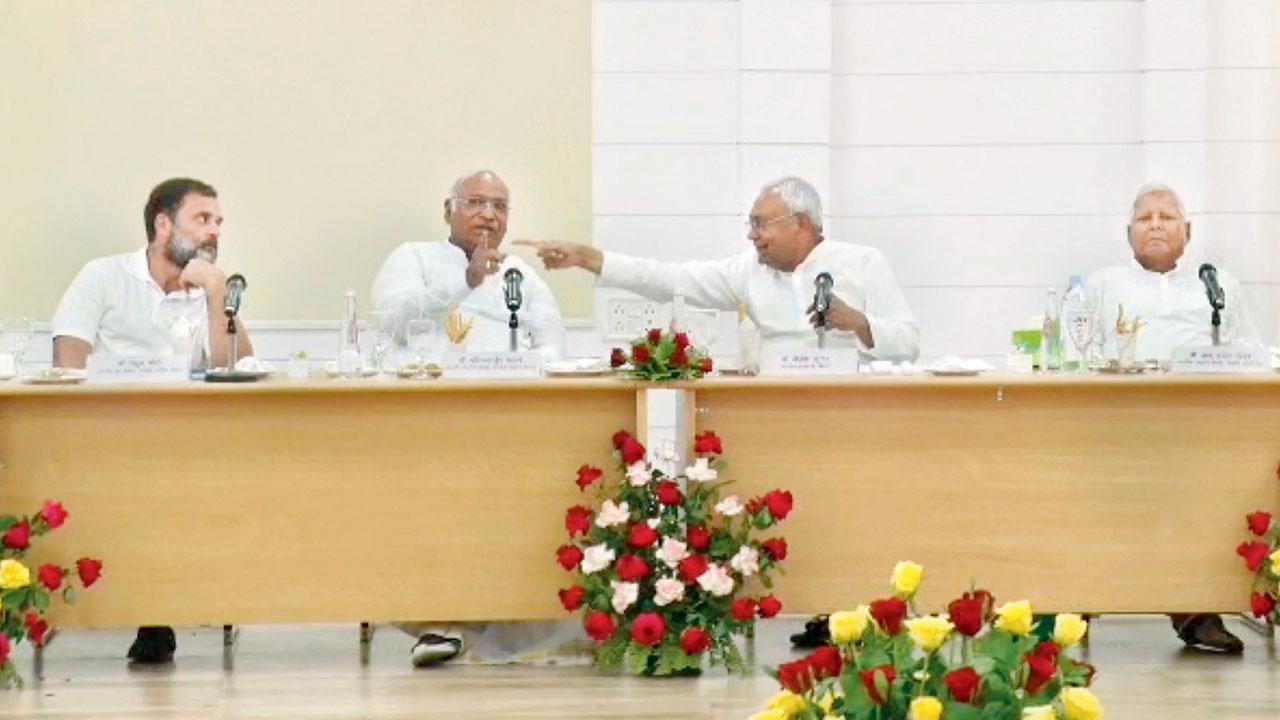 પટનામાં ગઈ કાલે વિપક્ષોની મીટિંગ દરમ્યાન કૉન્ગ્રેસના અધ્યક્ષ મલ્લિકાર્જુન ખડગે, કૉન્ગ્રેસના નેતા રાહુલ ગાંધી, બિહારના મુખ્ય પ્રધાન નીતીશ કુમાર તેમ જ આરજેડીના ચીફ લાલુ પ્રસાદ. તસવીર પી.ટી.આઇ.