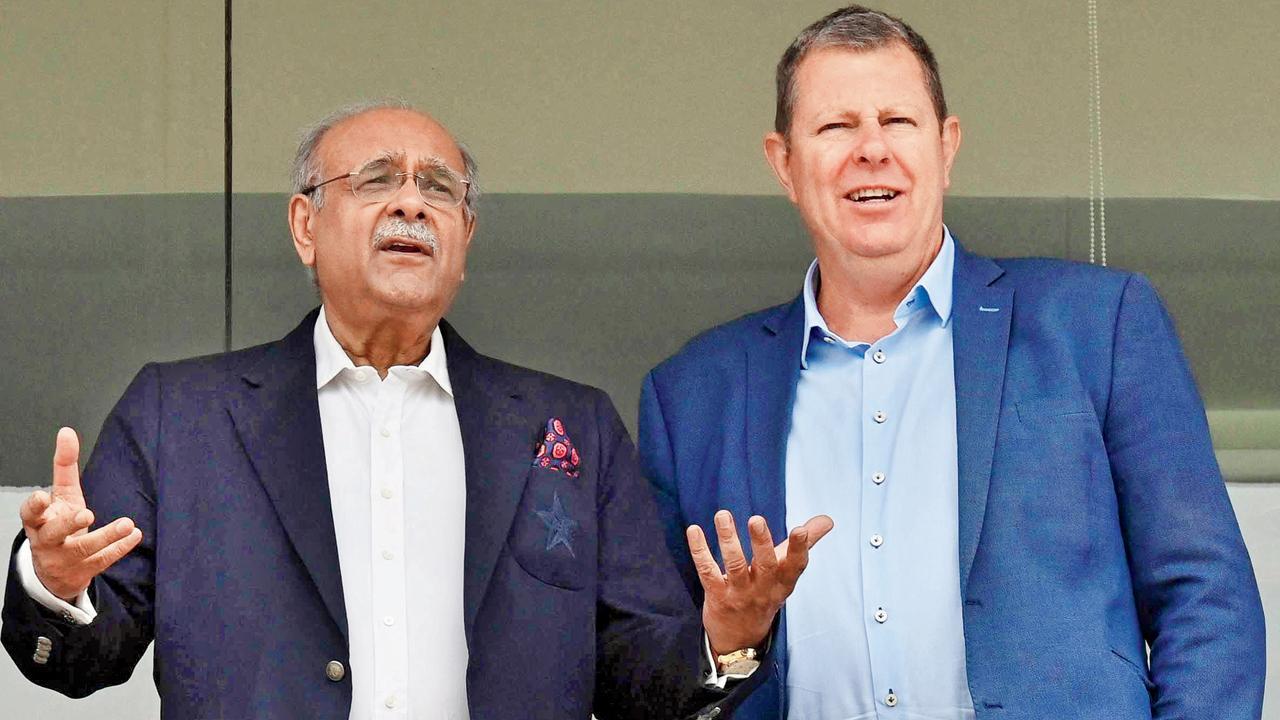 લાહોરમાં પીસીબીની હેડ ઑફિસમાં પીસીબીના ચૅરમૅન નજમ સેઠી સાથે આઇસીસીના અધ્યક્ષ ગ્રેગ બાર્કલે. તસવીર એ.એફ.પી.