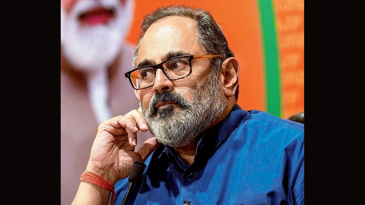 નવી દિલ્હીમાં ગઈ કાલે પ્રેસ-કૉન્ફરન્સને સંબોધતા કેન્દ્રીય પ્રધાન અને બીજેપીના નેતા રાજીવ ચન્દ્રશેખર. 