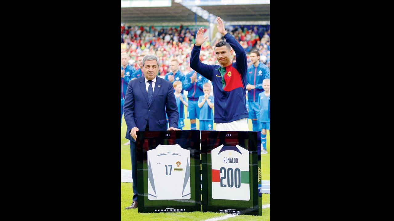 રોનાલ્ડોને મંગળવારે ૨૦૦મી મૅચ પહેલાં ગિનેસ વર્લ્ડ રેકૉર્ડ‍્સના અધિકારીના હસ્તે પ્રતિષ્ઠિત સર્ટિફિકેટ મળ્યું હતું. તસવીરો એ. પી.