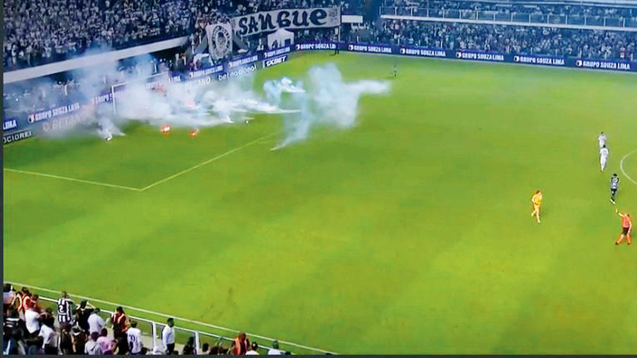  સૅન્ટોસ ટીમતરફી પ્રેક્ષકોએ મેદાન પર રૉકેટ તેમ જ બીજા અગનગોળા ફેંક્યા હતા જેને કારણે મૅચ અટકાવાઈ હતી 