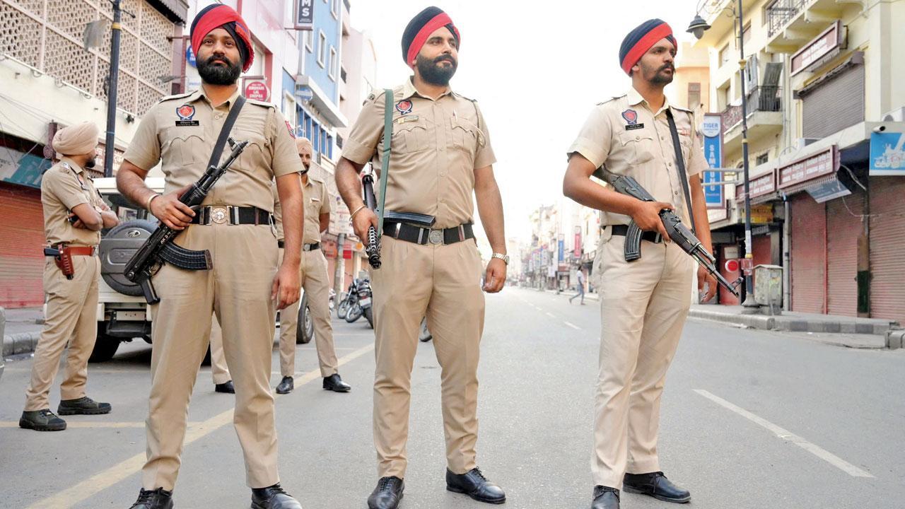અમ્રિતસરમાં ગઈ કાલે ઑપરેશન બ્લુ સ્ટારની ૩૯મી વરસી પર સુરક્ષા માટે તહેનાત પોલીસના જવાનો
