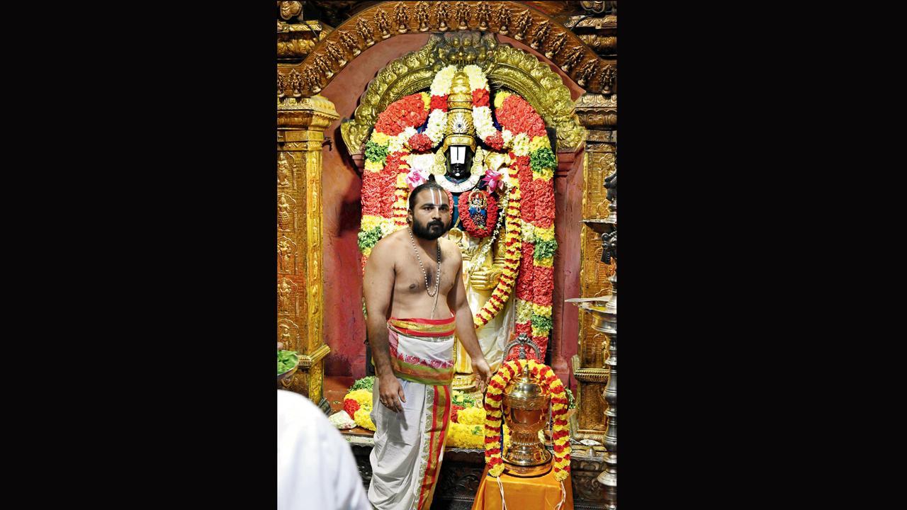  ચૅમ્પિયન ટ્રોફીને મંગળવારે ફ્રૅન્ચાઇઝીના મૅનેજમેન્ટ દ્વારા ચેન્નઈ નજીકના તિરુમલા તિરુપતિ દેવસ્થાનમ (તિરુપતિ બાલાજી) મંદિરમાં લાવવામાં આવી હતી