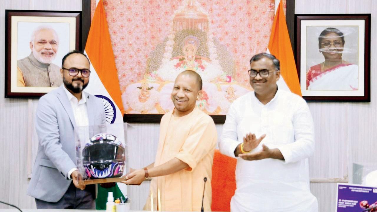 યોગી આદિત્યનાથને ગઈ કાલે ઇટલીના વિખ્યાત બાઇક-રાઇડર એનીઆ બૅસ્ટિઆનિનીની હેલ્મેટ ભેટ આપવામાં આવી હતી.