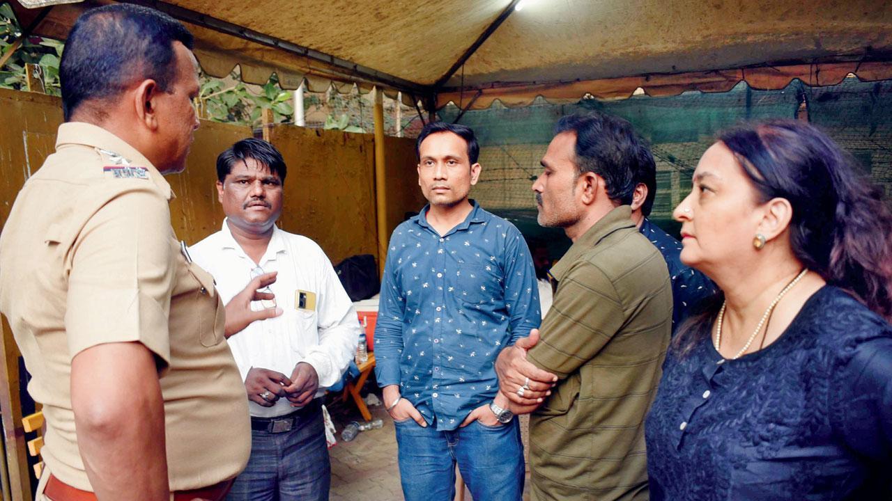 ગઈ કાલે મરીન ડ્રાઇવ પોલીસ-સ્ટેશનની બહાર પીડિતાના પરિવારજનો (તસવીર : સમીર માર્કન્ડે)