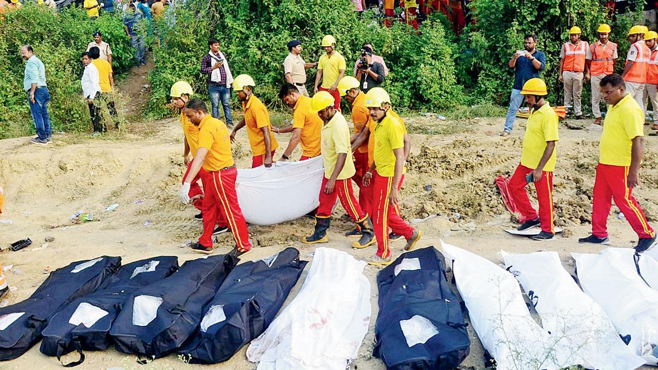 બાલાસોરમાં ગઈ કાલે અકસ્માતના સ્થળેથી રિકવર કરવામાં આવેલા મૃતદેહો.   એ.એન.આઇ.