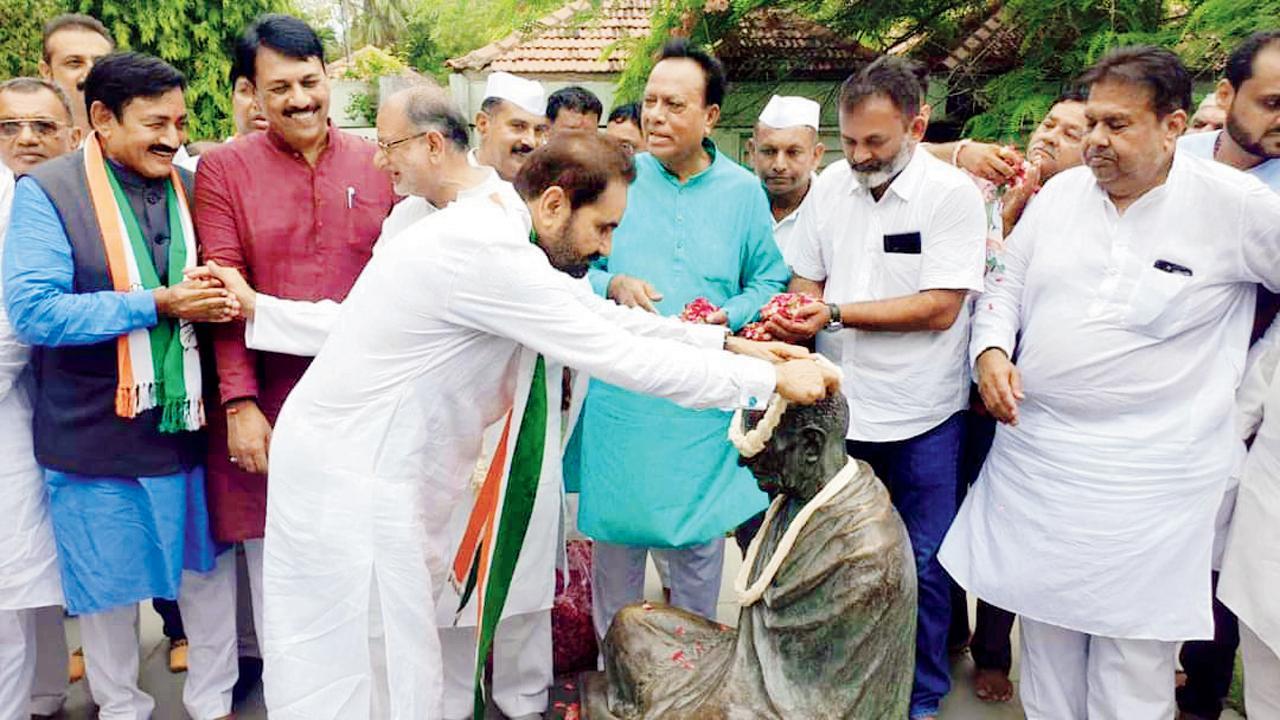 ગુજરાત પ્રદેશ કૉન્ગ્રેસના નવા અધ્યક્ષ તરીકે નિમાયેલા રાજ્યસભાના સભ્ય શક્તિસિંહ ગોહિલે ગઈ કાલે ચાર્જ સંભાળતાં પહેલાં અમદાવાદમાં સાબરમતી આશ્રમમાં મહાત્મા ગાંધીને હાર પહેરાવીને તેમને વંદન કર્યાં હતાં. 