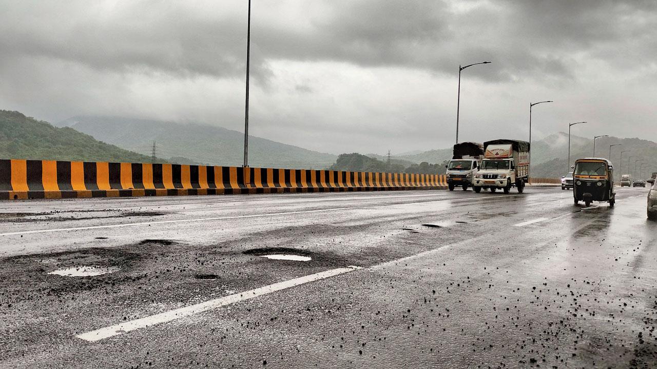 મુંબઈ-અમદાવાદ હાઇવે પર આવેલા ચાર લેનના પુલ પર પડેલા ખાડા (તસવીર : રણજિત જાધવ)