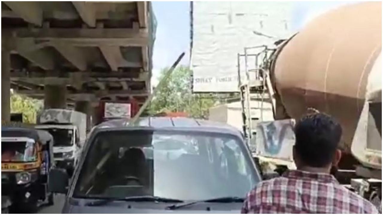 લોખંડનો સળિયો કારની છતને વીંધ્યો હતો (તસવીર: અનુરાગ કાંબલે)