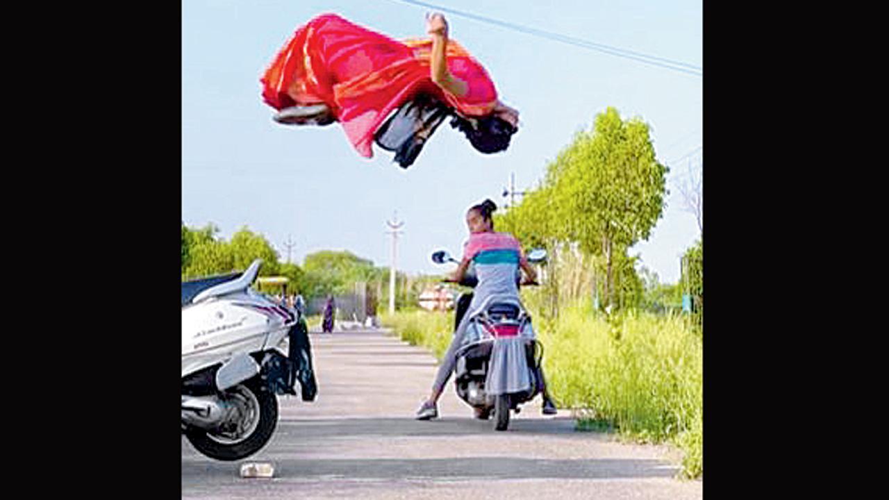 સ્કૂટી પર ચડીને સાડીમાં યુવતીએ આંખે પાટો બાંધીને બૅક ફ્લિપ મારી