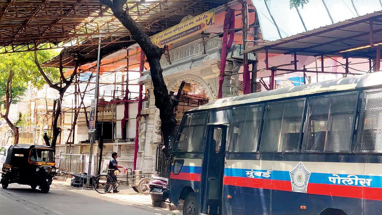 મુલુંડ-વેસ્ટના ઝવેર રોડ પર શ્રી મુલુંડ શ્વેતાંબર મૂર્તિપૂજક જૈન સંઘ દેરાસરમાં ધમાલ થયા બાદ ગઈ કાલે આખો દિવસ પોલીસની વૅન દેરાસરની બહાર ઊભી હતી. 