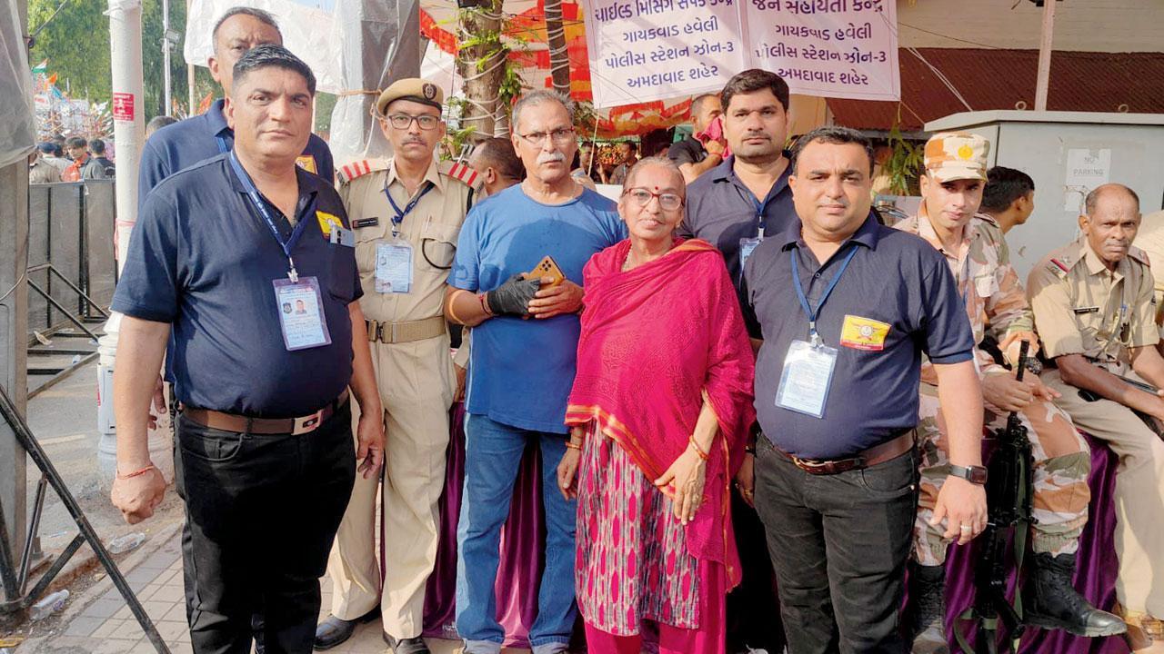 અમદાવાદની રથયાત્રામાં ગુમ થયેલાં બાળકો, મહિલાઓ અને વડીલોને તેમના સ્વજનો સાથે પોલીસે પુનર્મિલન કરાવ્યું હતું.