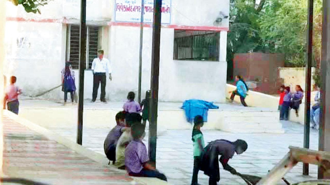 અમદાવાદની વિવેકાનંદનગર મ્યુનિસિપલ સ્કૂલમાં સફાઈ કરતા વિદ્યાર્થીઓની વિડિયો-ક્લિપમાંથી ગ્રૅબ કરેલી તસવીર