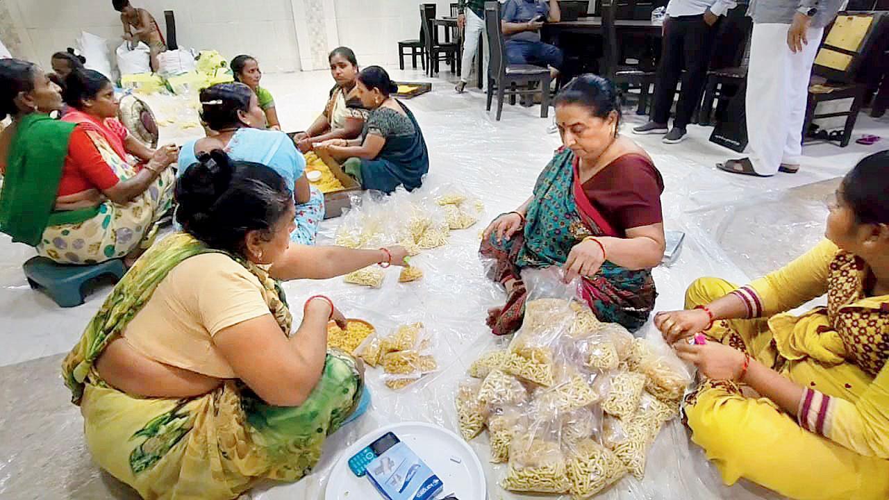 સોમનાથ મંદિર દ્વારા ગઈ કાલે ગાંઠિયા અને બુંદીનાં પાંચ હજાર પૅકેટ્સ વાવાઝોડાના અસરગ્રસ્તો માટે દેવભૂમિ દ્વારકા માટે રવાના કરાયાં હતાં.