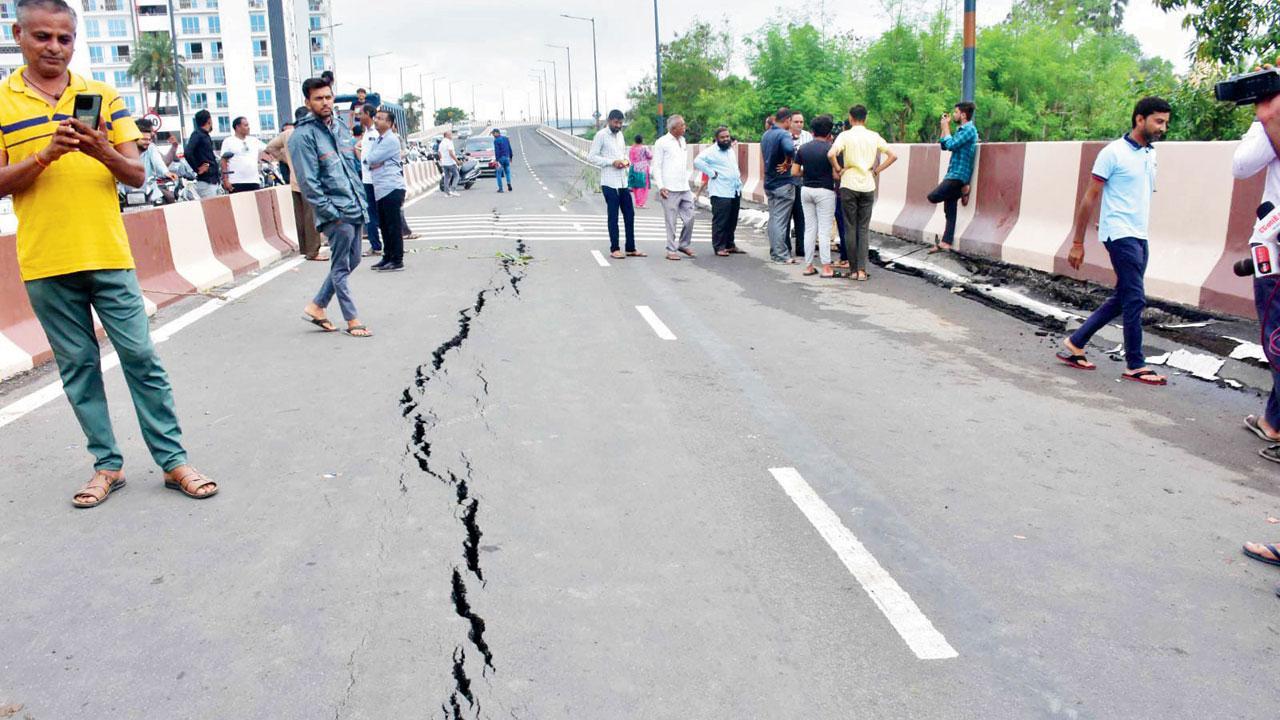 સુરતમાં આવેલા ગુરુકુળ વેડ વરિયાવ વિસ્તારને જોડતા બ્રિજ પર ગઈ કાલે પડેલી લાંબી તિરાડ