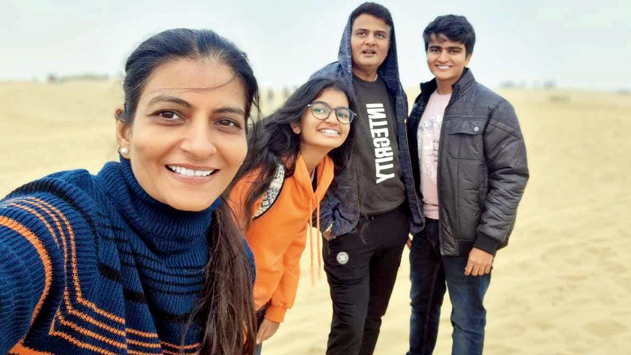 વિધિ શાહ હસબન્ડ અને સંતાનો સાથે