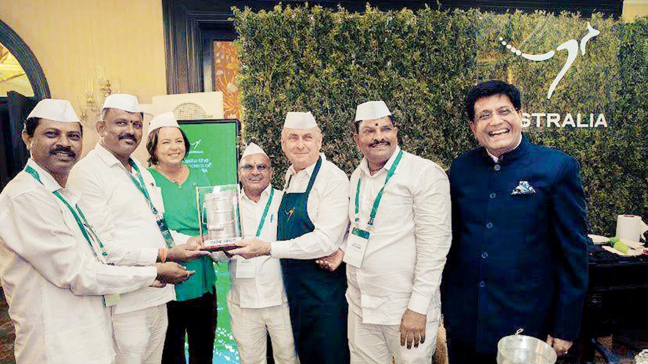 ઑસ્ટ્રેલિયાના વડા પ્રધાન ઍન્થની અલ્બનીસ મુંબઈની મુલાકાત દરમિયાન મુંબઈના ડબ્બાવાળાઓને મળ્યા હતા.