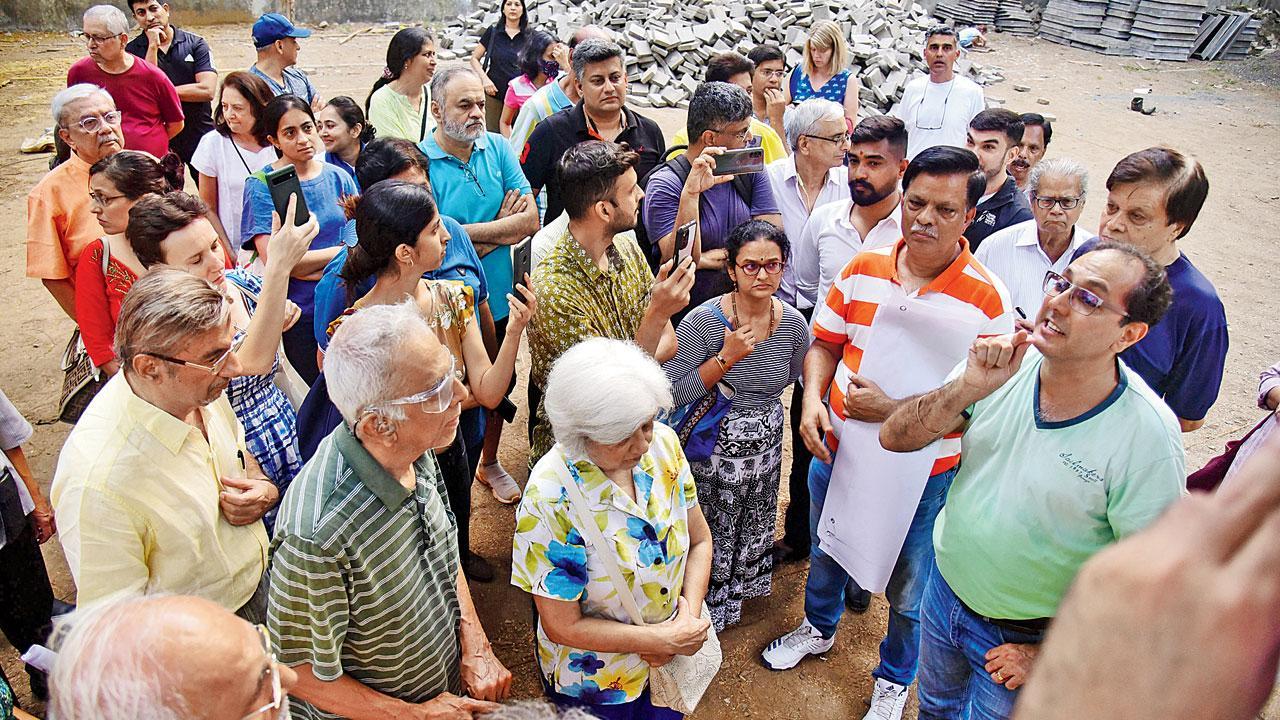 બાંદરાના રહેવાસીઓ પટવર્ધન પાર્ક ખાતે ભૂગર્ભ પાર્કિંગ પ્રોજેક્ટ માટે આ મહિનાની શરૂઆતમાં મળ્યા હતા (તસવીર : શાદાબ ખાન)