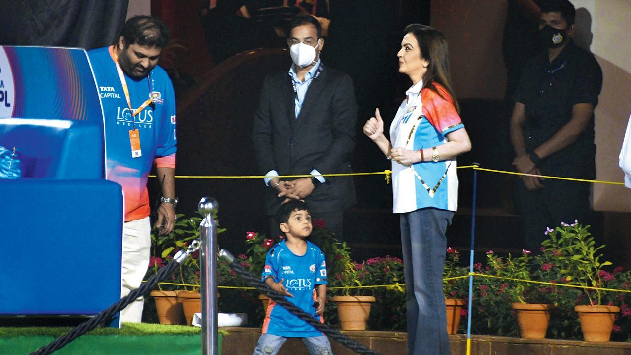 બ્રેબર્ન સ્ટેડિયમમાં ગઈ કાલે પૌત્ર પૃથ્વી સાથે મુંબઈ ઇન્ડિયન્સનાં ઓનર નીતા અંબાણી. તેઓ ટૉસ પહેલાં જ પુત્ર આકાશના દીકરા સાથે મેદાન પર આવી ગયાં હતાં. તસવીર આશિષ રાજે