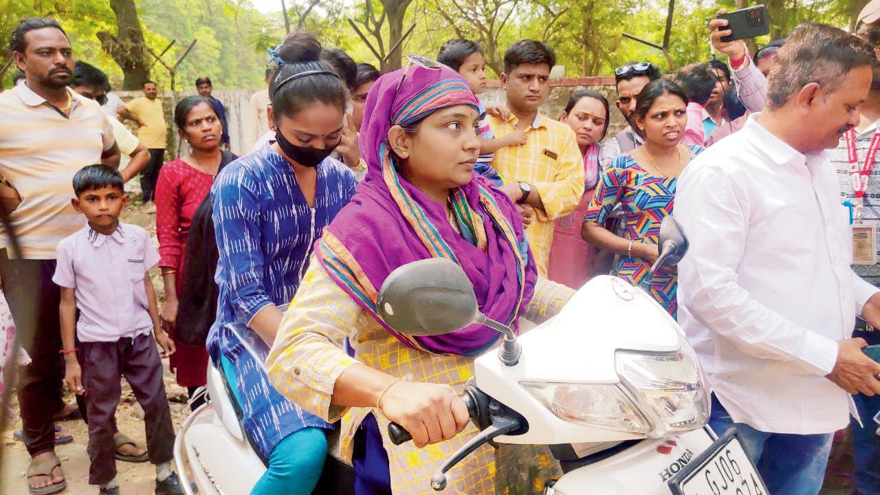 ટૂ-વ્હીલરની પાછળની સીટ પર બેસેલી ખુશી કાટકર ૧૦મા ધોરણની એક્ઝામ આપવા માટે પરીક્ષા-કેન્દ્ર પહોંચી હતી.