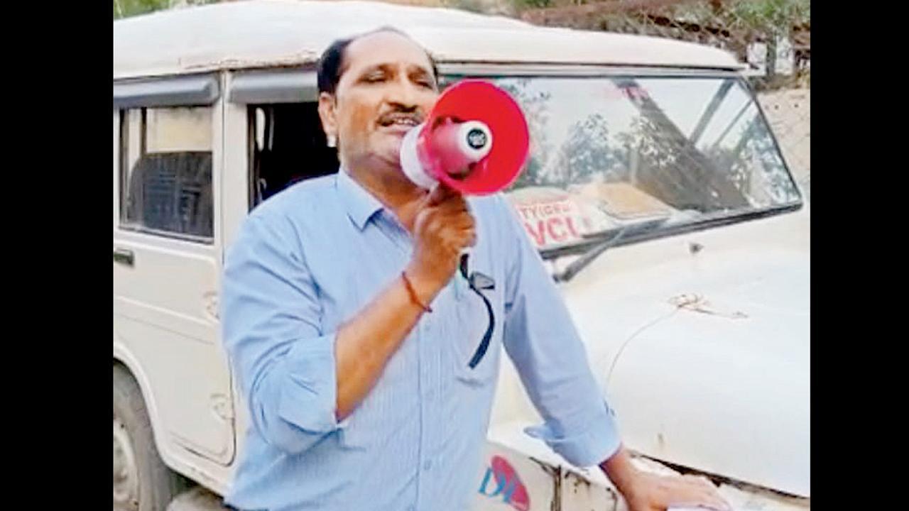 લોકગીત ગાઈને વીજબિલ ભરવા અપીલ કરી રહેલો કર્મચારી.