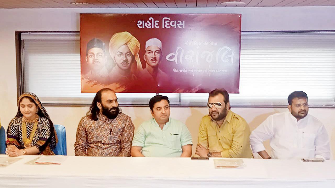 વીરાંજલિ કાર્યક્રમની માહિતી આપી રહેલાં ગીતા રબારી, સાંઈરામ દવે, બીજેપીના પ્રદીપસિંહ વાઘેલા, કીર્તિદાન ગઢવી અને બીજેપીના ઋત્વિજ પટેલ.