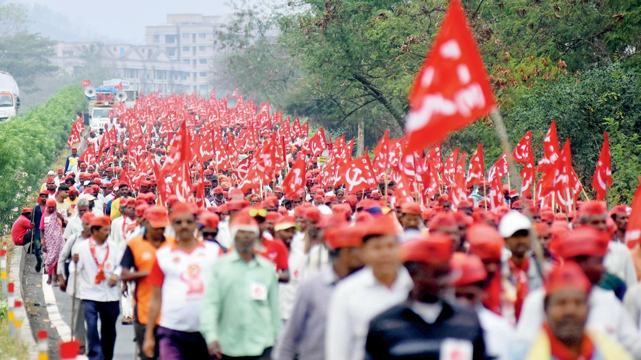 નાશિકથી નીકળેલા ખેડૂતો રવિવારે મુંબઈ પહોંચે એવી શક્યતા છે, પણ ગઈ કાલે મુખ્ય પ્રધાન અને નાયબ મુખ્ય પ્રધાન સાથે તેમની ચર્ચા થયા બાદ ખેડૂતોની આ લૉન્ગ માર્ચ મુંબઈ સુધી નહીં આવે એવું અત્યારે લાગી રહ્યું છે. (તસવીર : સમીર માર્કન્ડે)