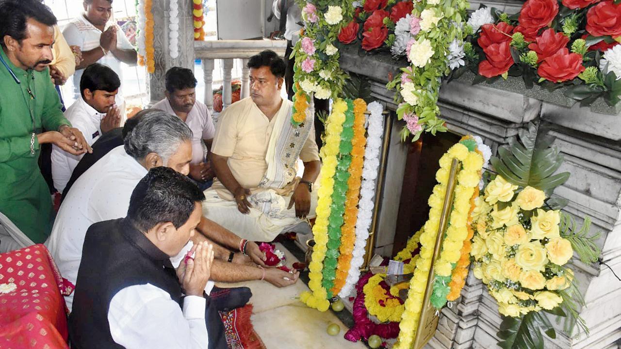 શક્તિપીઠ અંબાજીમાં ગુજરાતના પ્રધાન કુંવરજી હળપતિએ દર્શન કરીને ધન્યતા અનુભવી હતી.