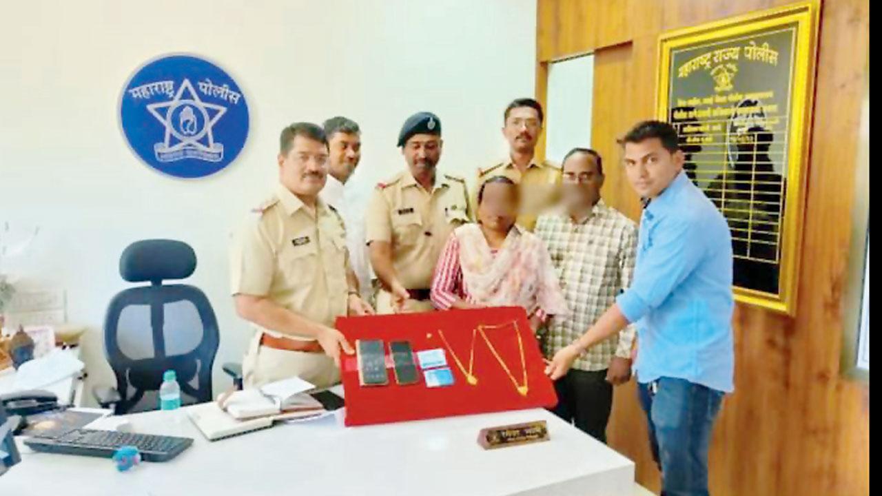 પોલીસે બે કલાકની અંદર મહિલાની ઘરેણાંવાળી બૅગ શોધીને તેને સોંપી હતી