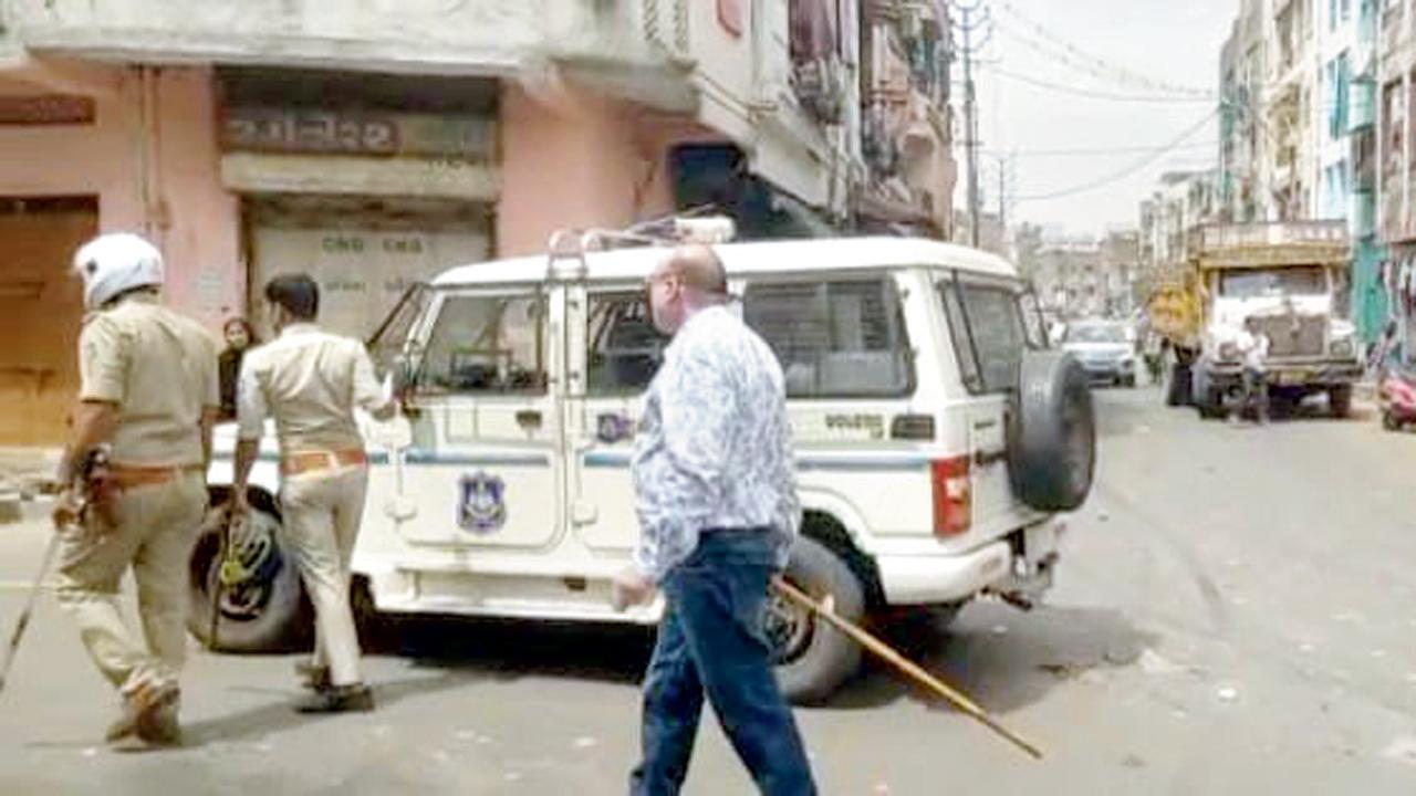 વડોદરામાં ભૂતડી ઝાંપા વિસ્તારમાં પથ્થરમારો થયો હતો એ સ્થળે પોલીસ બંદોબસ્ત ગોઠવાયો હતો.