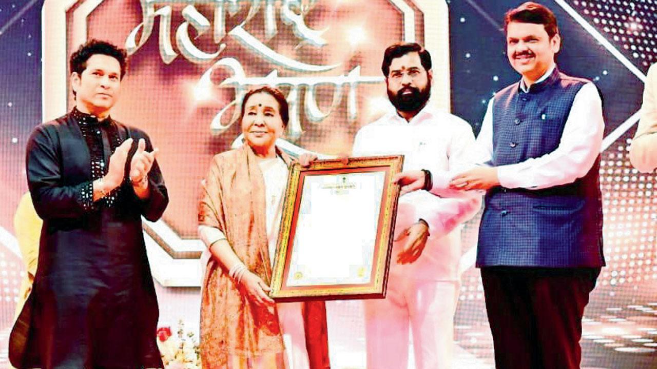 મહારાષ્ટ્ર ભૂષણ અવૉર્ડથી સન્માનિત કરવામાં આવ્યાં આશા ભોસલેને