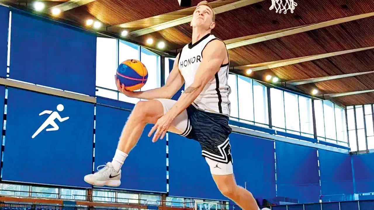 બાસ્કેટબૉલ ખેલાડીએ રેકૉર્ડબ્રેક ૧૦ ફુટ ૫ ઇંચ ઊંચો કૂદકો માર્યો