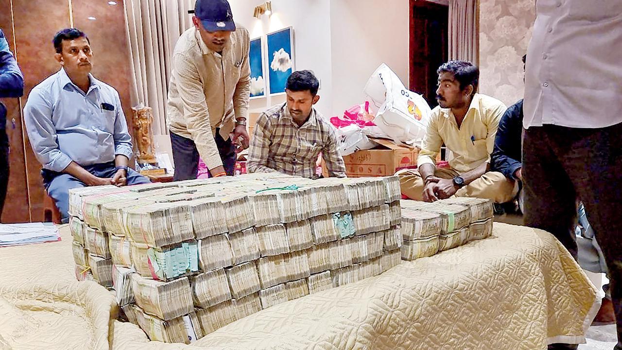 બૅન્ગલોરમાં એક કૉન્ટ્રૅક્ટર પાસેથી લાંચ લેતાં પકડાયાના એક દિવસ બાદ બીજેપીના વિધાનસભ્ય મડલ વિરુપક્ષપ્પાના દીકરા પ્રશાંત કુમારના ઘરમાંથી જપ્ત કરવામાં આવેલી કૅશની સાથે લોકાયુક્તના અધિકારીઓ. તસવીર: પી.ટી.આઇ.