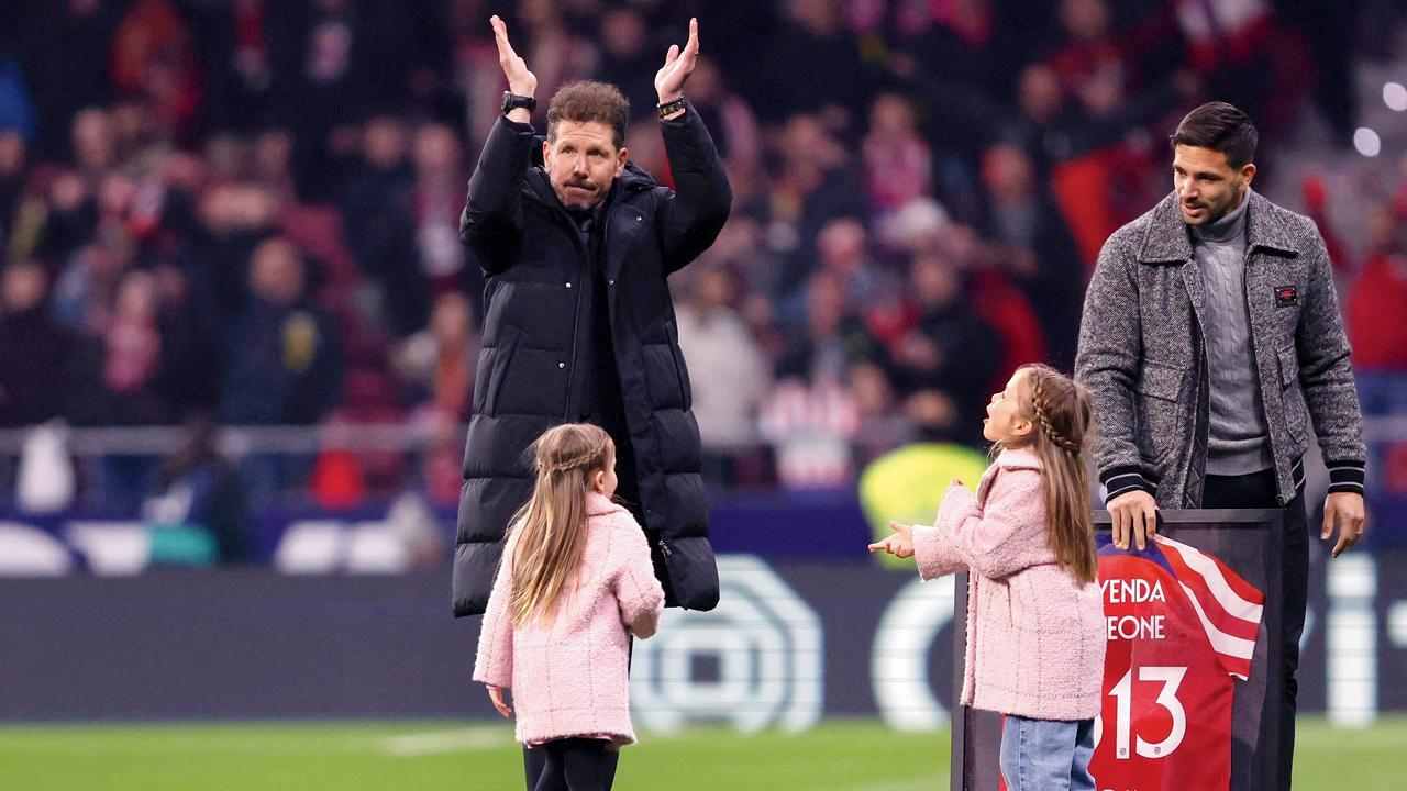 શનિવારે સિમેઑનેએ મેદાન પર બન્ને પુત્રીઓને બોલાવીને પોતાનો કોચિંગનો વિક્રમ સેલિબ્રેટ કર્યો હતો.